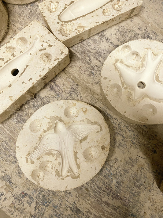 La fabrication des hirondelles en céramique