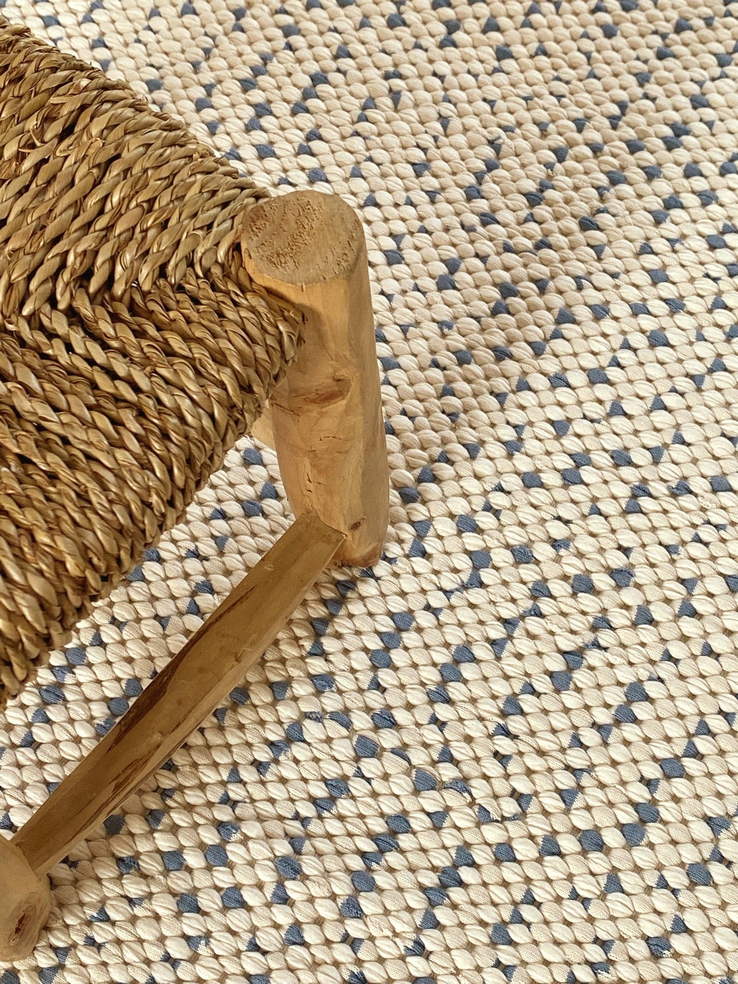 Grand tapis bleu ciel et écru à motif, boa vida PIECE UNIQUE