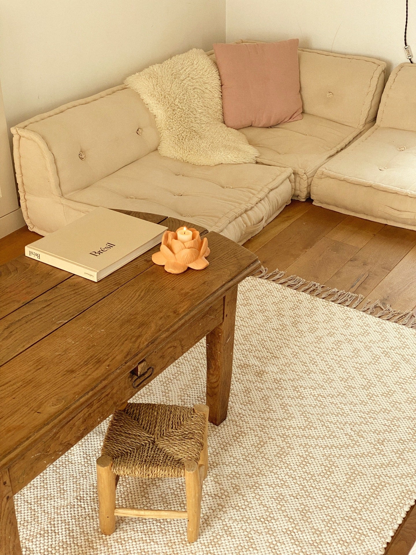 Grand tapis beige et écru à motif, boa vida PIECE UNIQUE