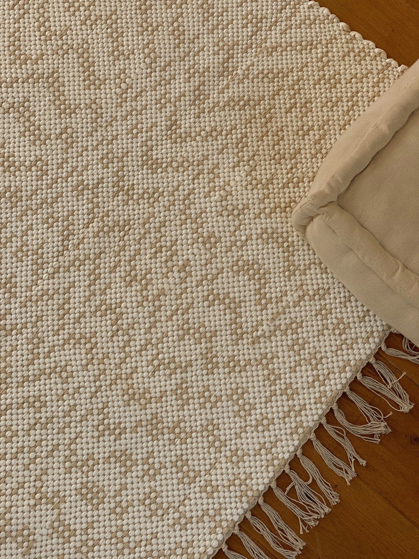 Grand tapis beige et écru à motif, boa vida PIECE UNIQUE