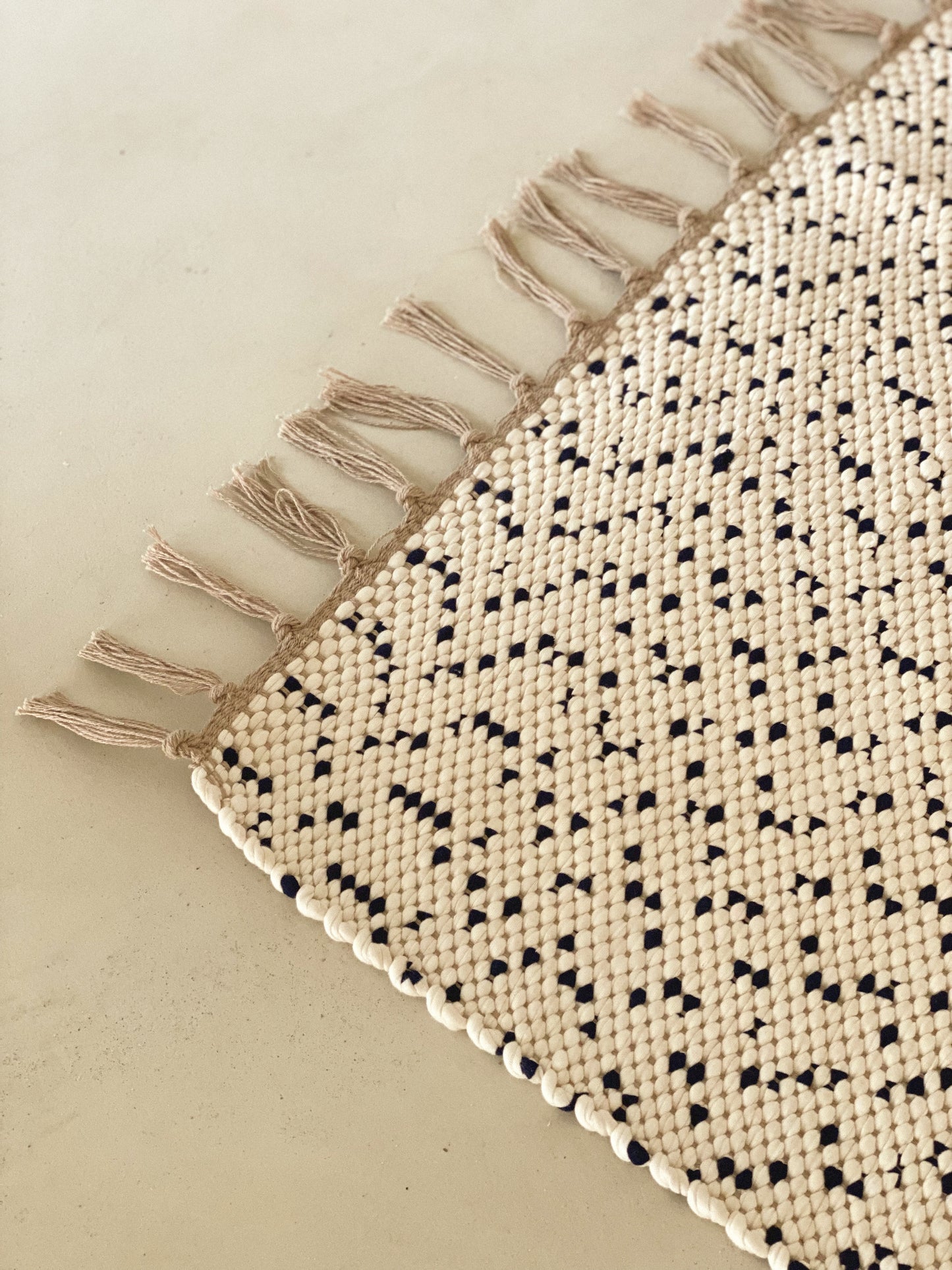 Moyen tapis écru et noir, boa vida 150*100