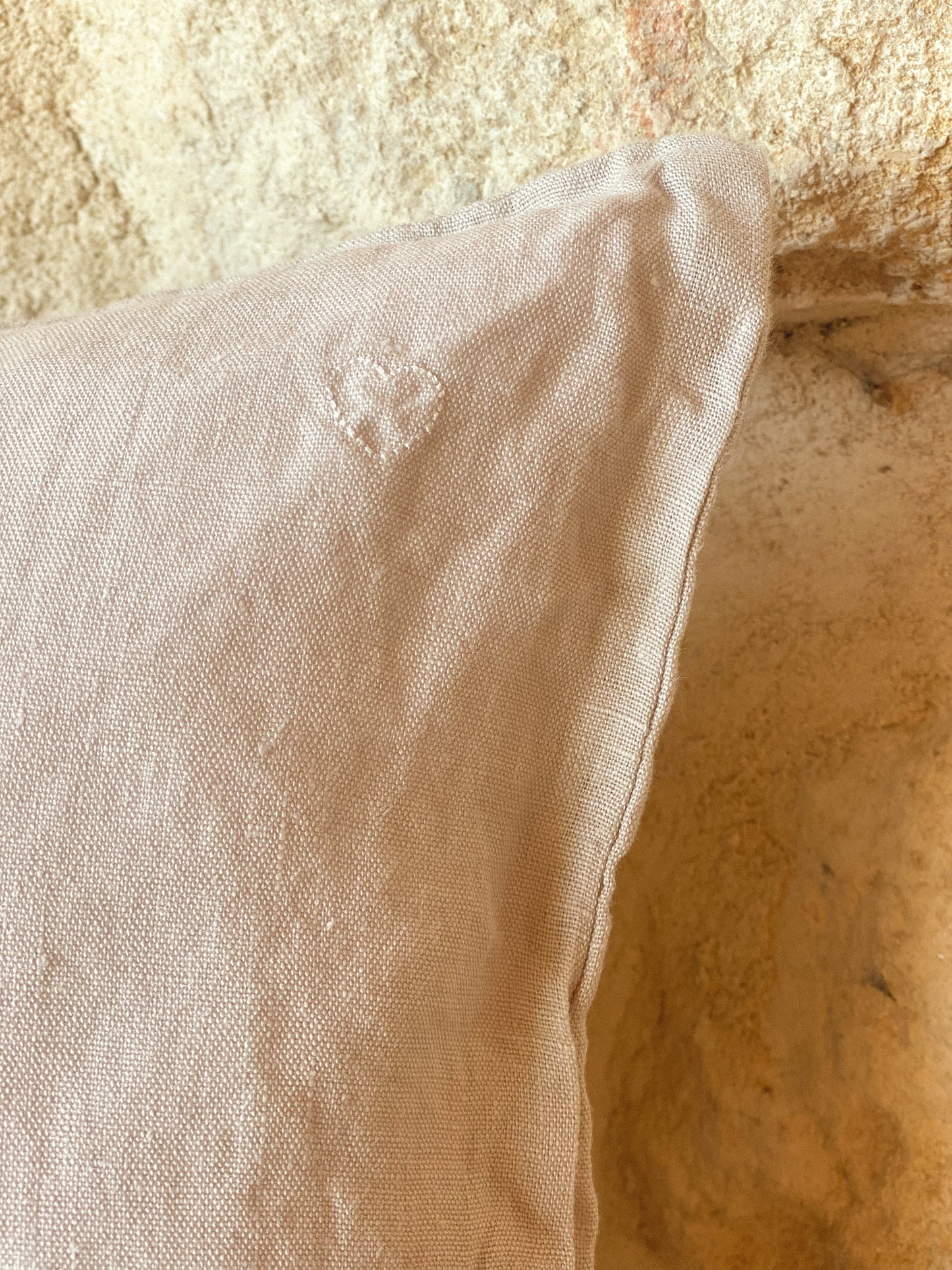Coussin taupe, Amor